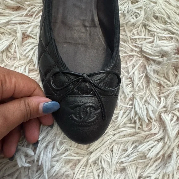 CHANEL Quilted Black Flats with Bow - Picture 3 of 7